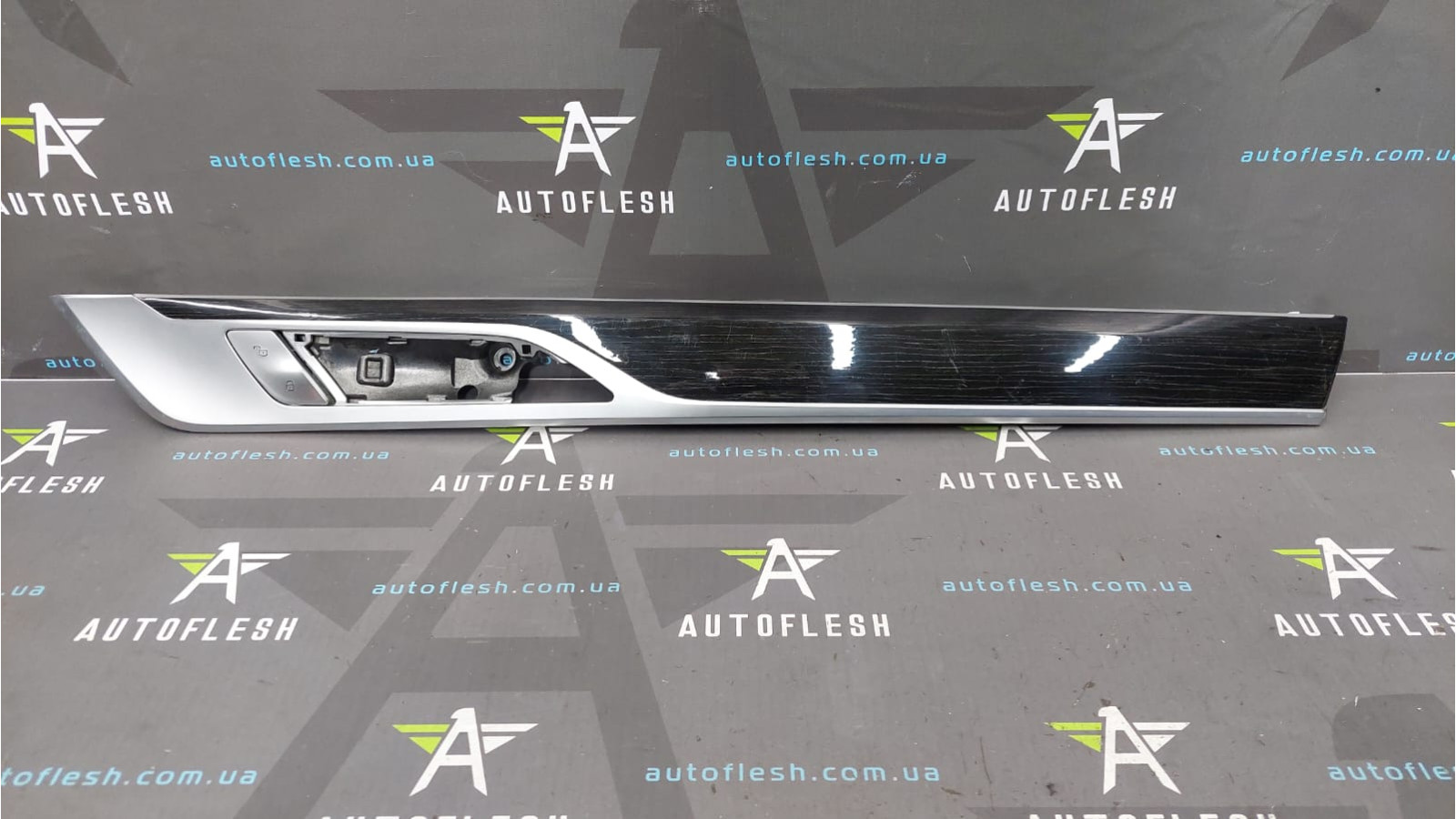 Накладка двери передней правой декоративная 51418068828 BMW 7 G11/ G12 БМВ бу Накладка двери передней правой декоративная 51418068828 BMW 7 G11/ G12 БМВ бу
